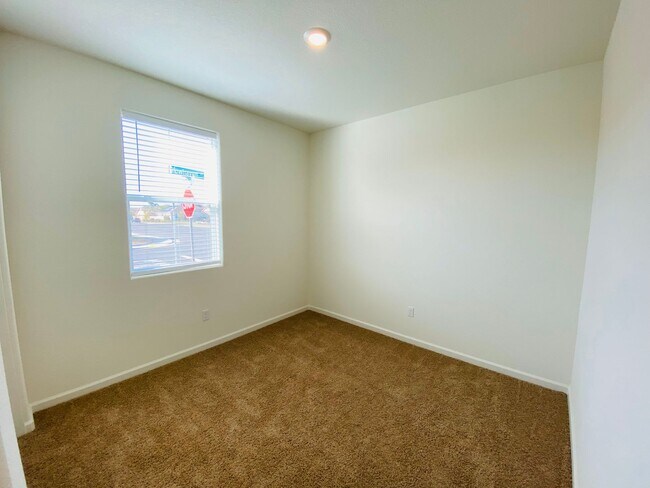 Building Photo - Newer Home in Linda
