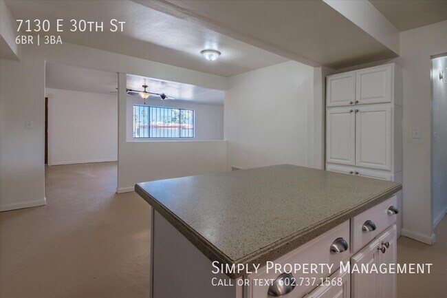 Building Photo - 4 bedroom 2 bath main house with a 2 bed 1...