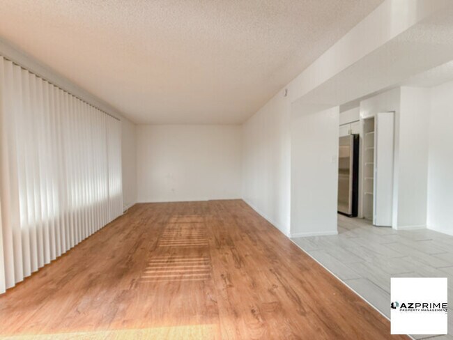 Building Photo - Modern 3/2 End Unit Condo in Central Phoenix!
