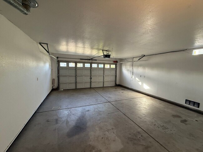 Building Photo - Large two story in Rose Hollow neighborhoo...