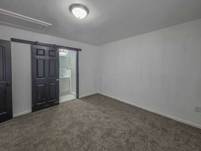 Building Photo - Charming 3-Bed, 2.5-Bath Home in Bethany w...