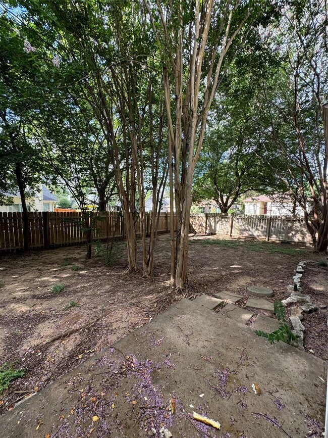 Building Photo - 2111 Castle View Dr
