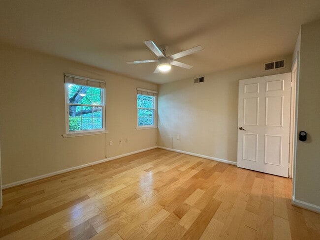 Building Photo - Sun-filled 1 Bed 1 Bath 1st Level Condo Wi...