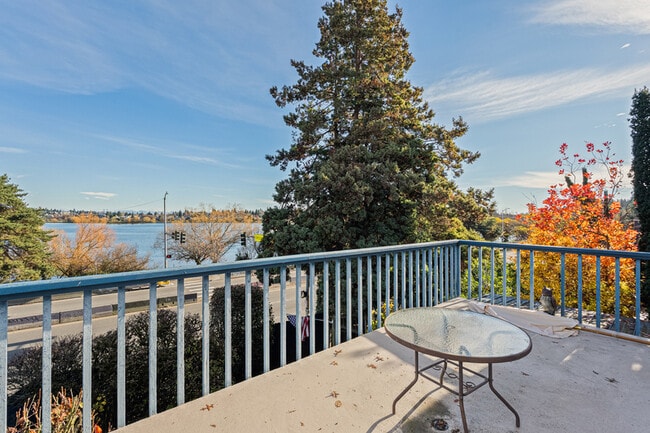 Building Photo - 6807 Aurora Ave N