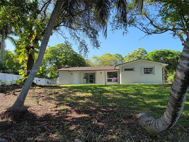 Building Photo - 13920 Kendale Lakes Blvd