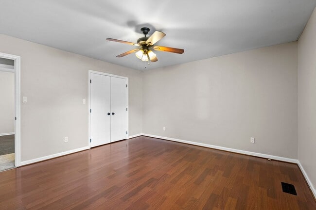 Building Photo - Gorgeous 3 Bedroom Ranch in North Raleigh, updated, pet friendly, fenced-in yard!