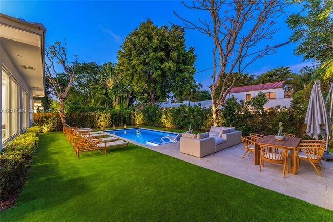 Building Photo - 6145 La Gorce Dr
