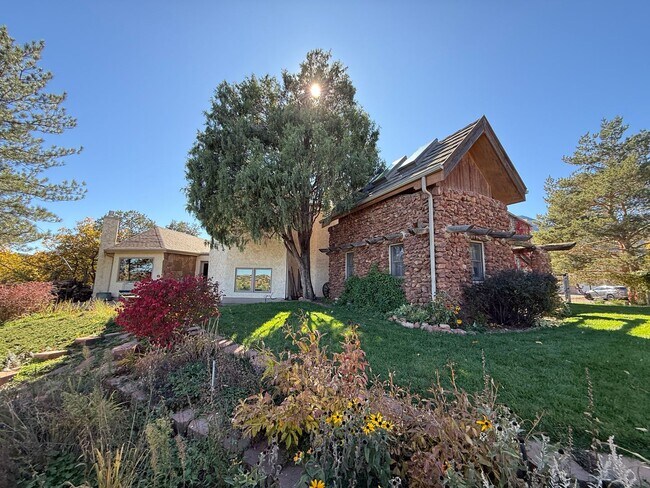 Building Photo - Historic Manitou Springs Home for Rent – M...