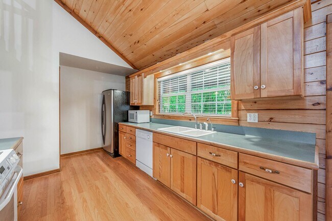 Building Photo - 10 acres with 3/2 cabin for rent in Navaso...