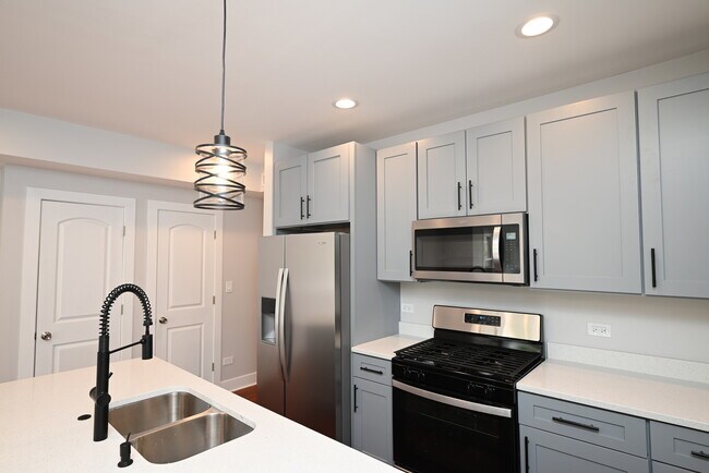 Building Photo - 1630 W Thorndale Ave