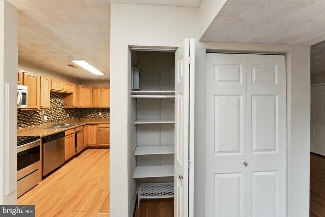 Building Photo - 10657 Spring Oak Ct
