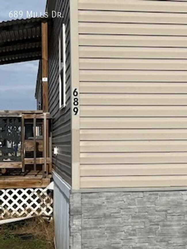 Building Photo - 689 W Mills Dr