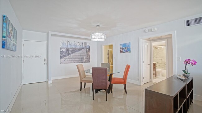 Building Photo - 2 br, 1 bath Condo - 5005 Collins Ave Apt 922