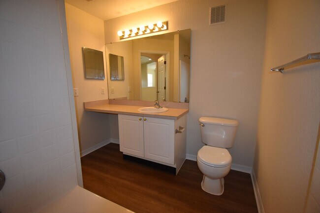Building Photo - 1/1-Crescent Place at Lake Lotus! AVAILABLE NOW! Half off First FULL Month's Rent!