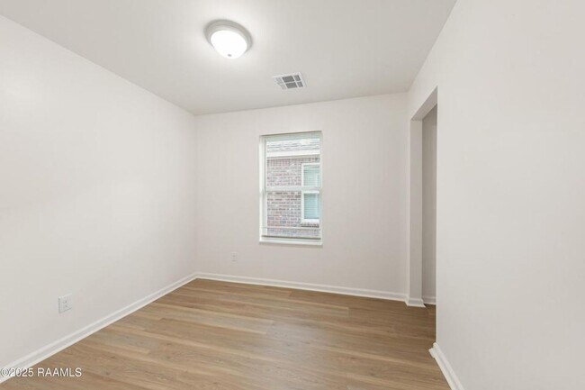 Building Photo - FOR RENT in LAFAYETTE!