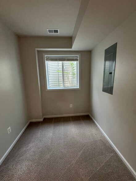 Building Photo - 2081 Elm Tree Ct