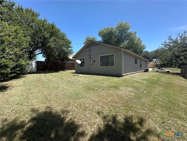Building Photo - 2211 Barry Dr