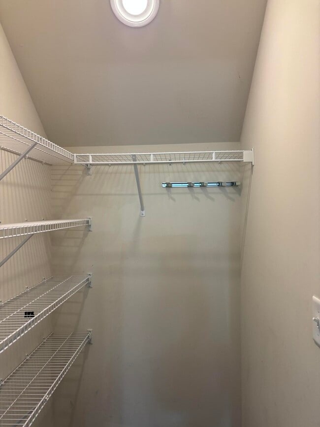 Building Photo - 335 Niblick Dr