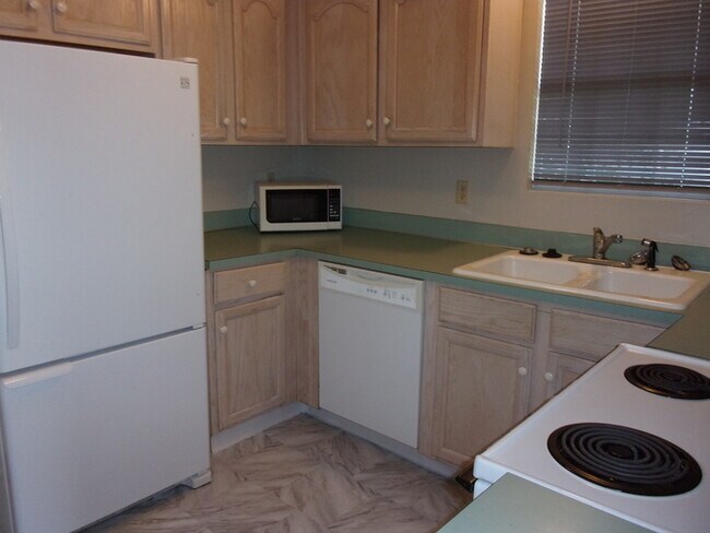 Building Photo - 2 Bedroom 2 Bath Duplex near Cherry Park
