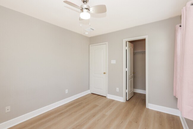 Building Photo - 16021 Summerville Lake Dr