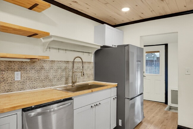 Building Photo - $1,495.00, 1-bed, 1-bath newly renovated l...