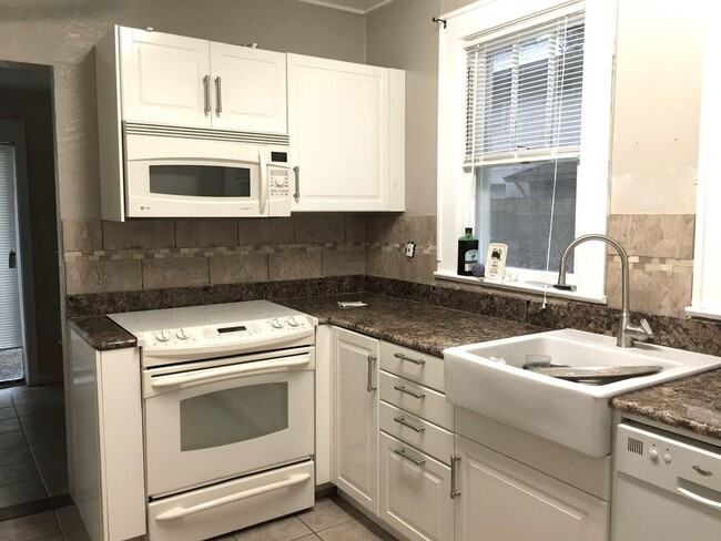 Building Photo - 615 S Mills Ave