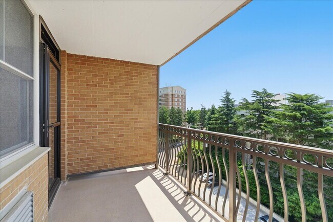 Building Photo - Sophisticated High-Rise Living in Prime Arlington Location