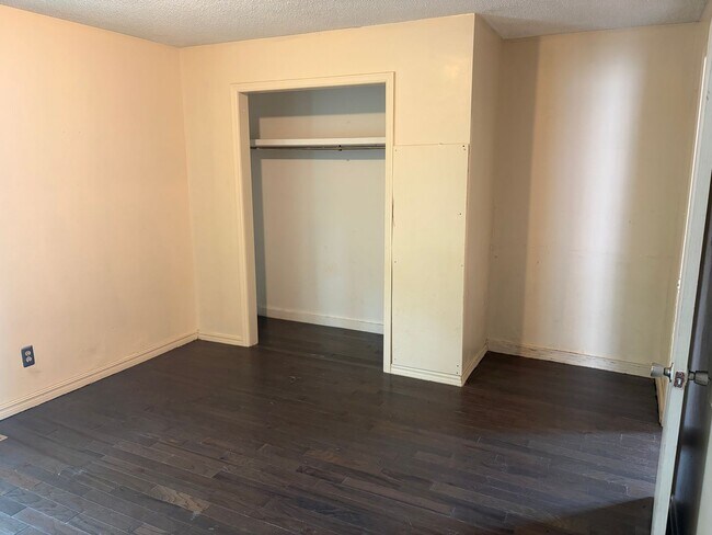 Building Photo - 2 BEDROOM 1 BATH HOUSE, WITH CENTRAL HEAT & AIR, ALL ELECTRIC, FENCED YARD. APPLICATION AND PET F...