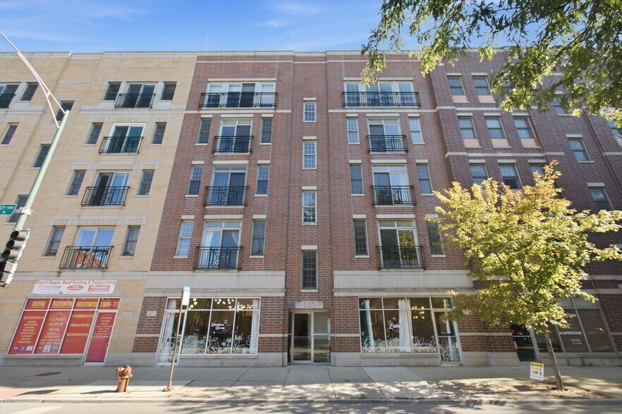 Building Photo - 1915 W Diversey Pky