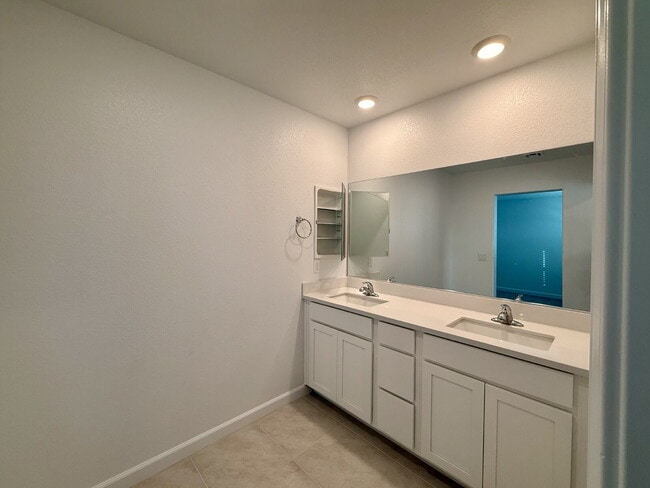 Building Photo - 3 BED 2.5 BATH 2 CAR GARAGE TOWNHOUSE IN CADENCE HENDERSON WITH LOFT