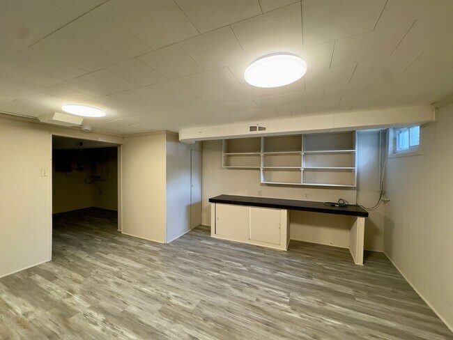 Building Photo - 433 Oakwood Rd