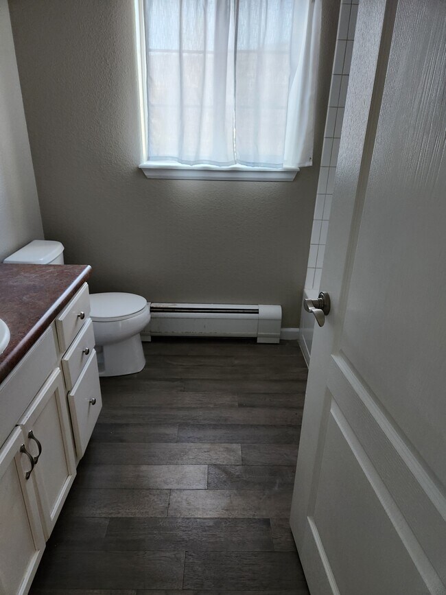 Building Photo - 495 River View Dr
