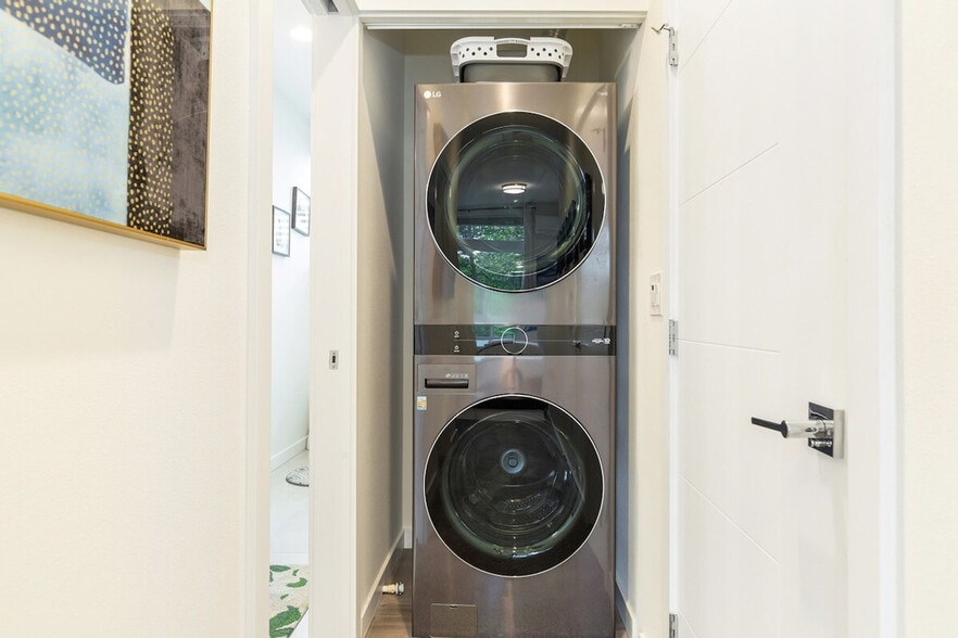 Building Photo - 9413 Roosevelt Way NE