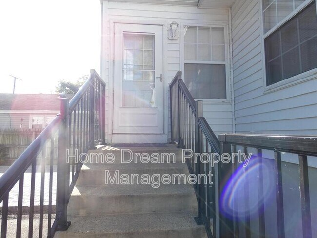 Building Photo - 2623 Van Buren St