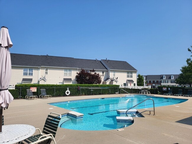 Building Photo - 3 bedroom townhouse in Waterside Crossing