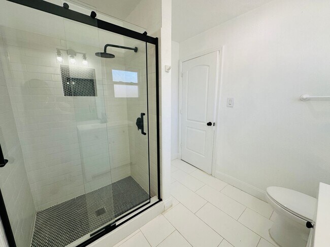 Building Photo - Charming 3 Bed, 2 Bath Oasis: Minutes from...