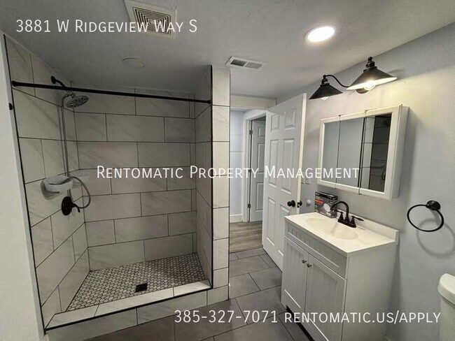 Building Photo - 3881 Ridgeview Way
