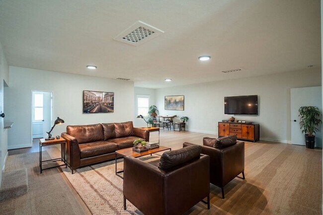 Building Photo - TO1321 (Commercial)