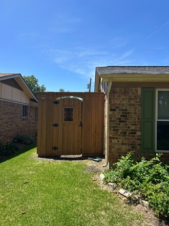 Building Photo - Walk to Campus from This Spacious 3BR/2BA Home