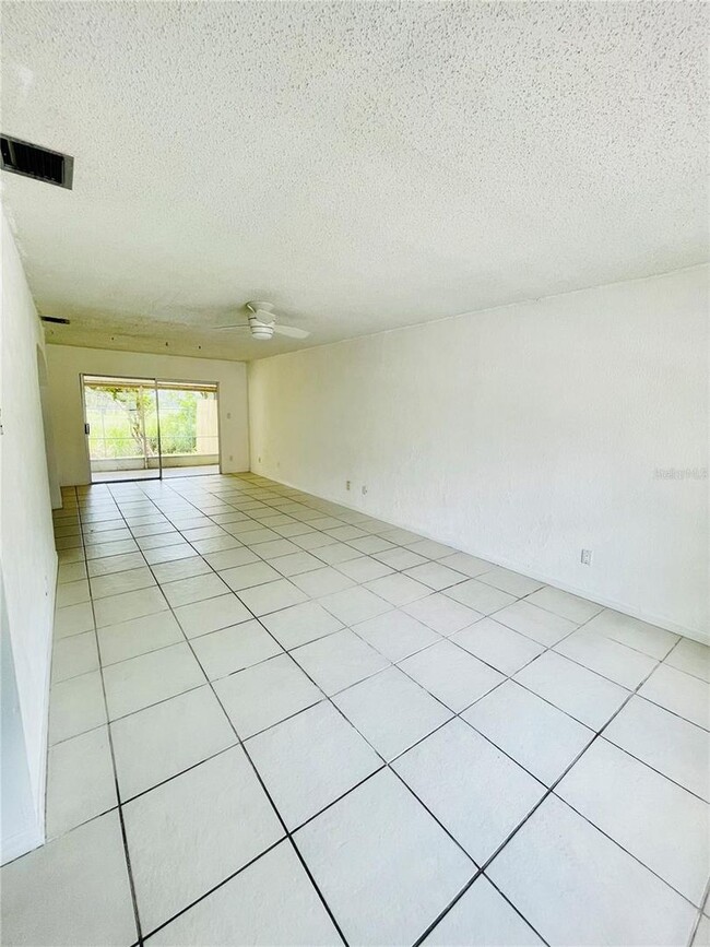 Building Photo - 3 Bedroom, 2.5 Bath home with upgraded kit...