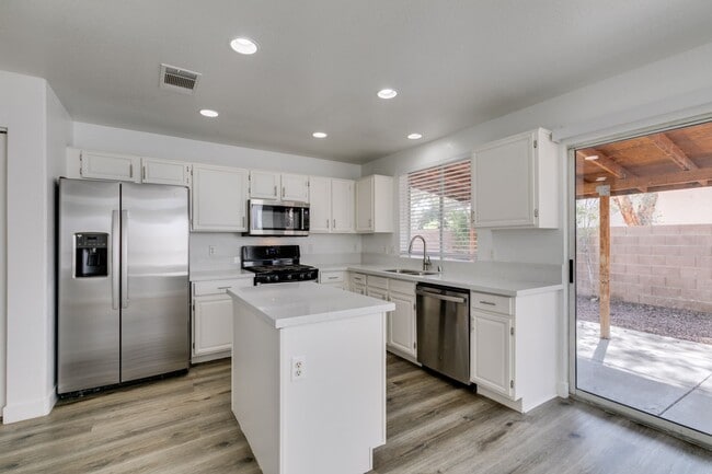 Building Photo - NORTH SHORES REFRESHED 2 STORY HOME WITH FIREPLACE AND LARGE BACKYARD