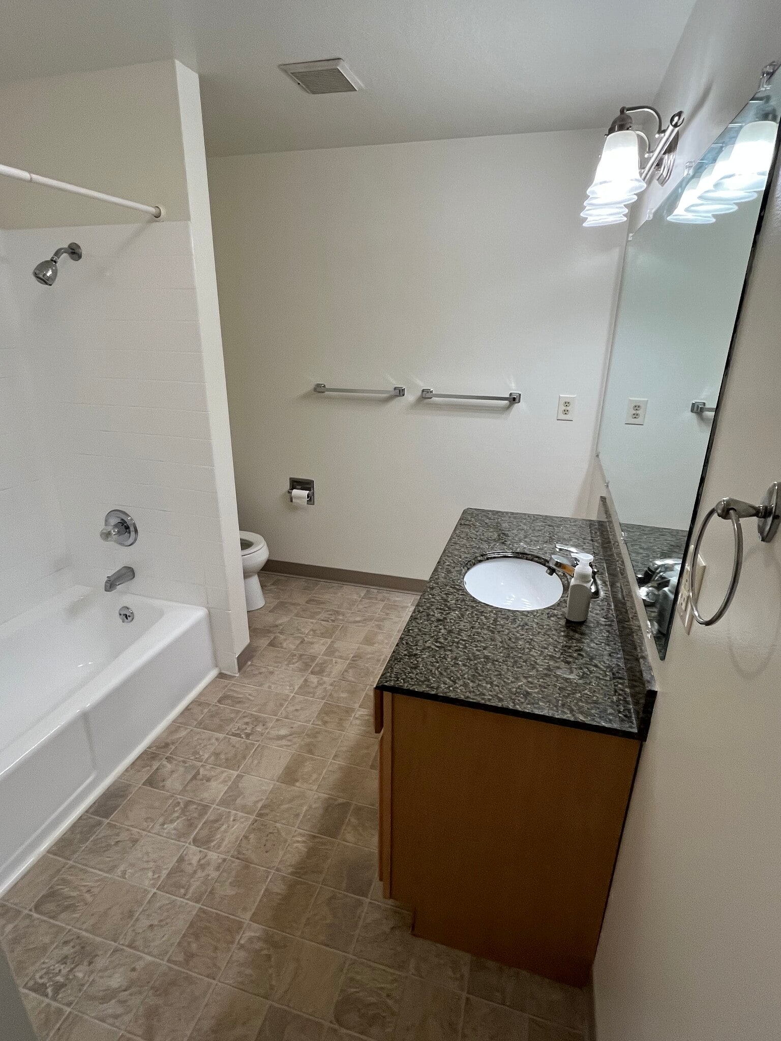 Bright and spotless bathroom. - 1138 NE 72nd Ave