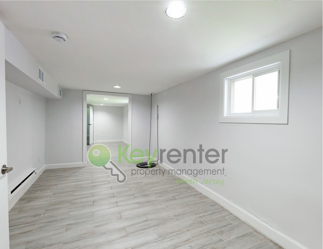 Building Photo - No Broker Fee! Bright & Spacious 3-Bed, 2-...
