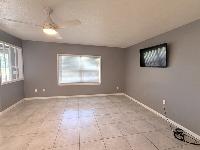 Building Photo - 2 Bedroom & 2Bathroom in Spring Lake