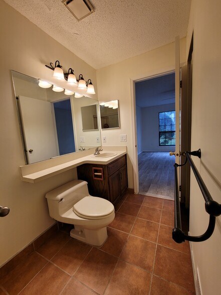 Building Photo - 433 Danbury Ln