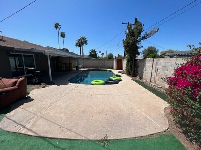 Building Photo - Amazing Tri-Level home close to ASU.  Pool and 2 Car Garage