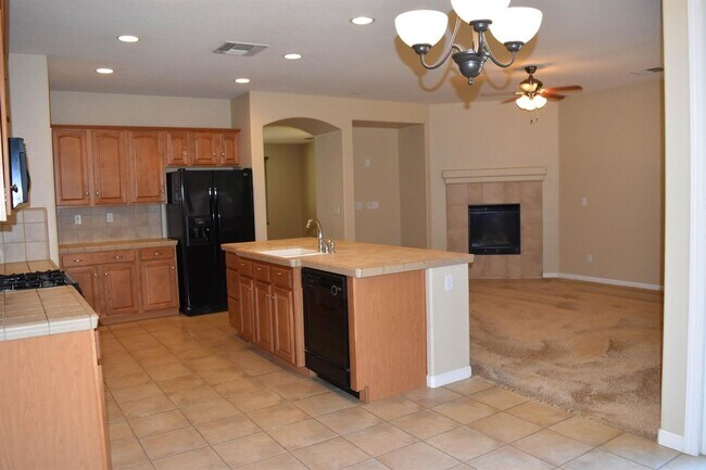 Building Photo - Beautiful Single-Story Home in a Desirable Lincoln Neighborhood!