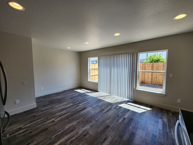 Building Photo - 1000 Peach Rd