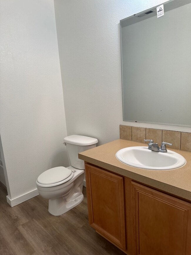 Building Photo - Cute 3 bedroom, 2 bath townhome with Community Pool in Boise
