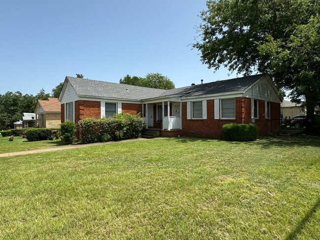 Primary Photo - 403 E 6th St